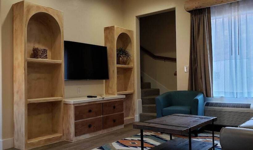 جناح ديلوكس, Bluff Dwellings Resort