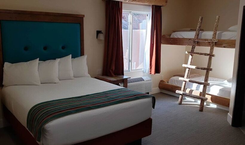 جناح ديلوكس, Bluff Dwellings Resort