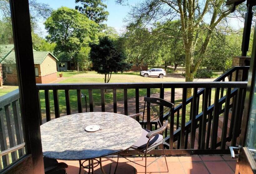 غرفة قياسية مزوَّدة بشُرفة, Greenway Woods Resort