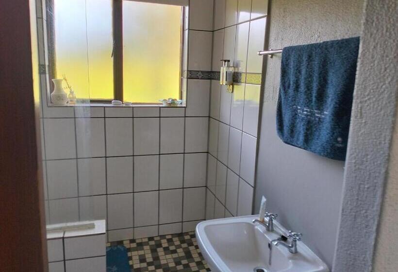 غرفة قياسية مزوَّدة بشُرفة, Greenway Woods Resort