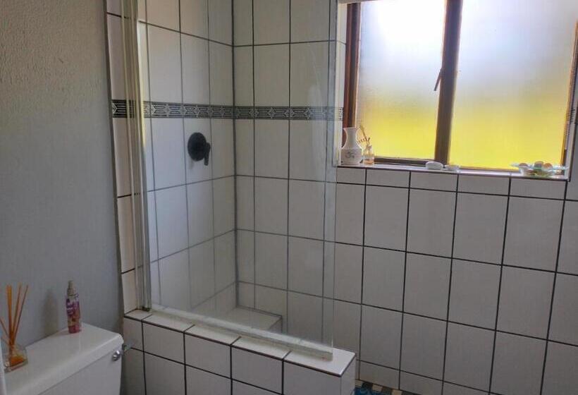 غرفة قياسية مزوَّدة بشُرفة, Greenway Woods Resort