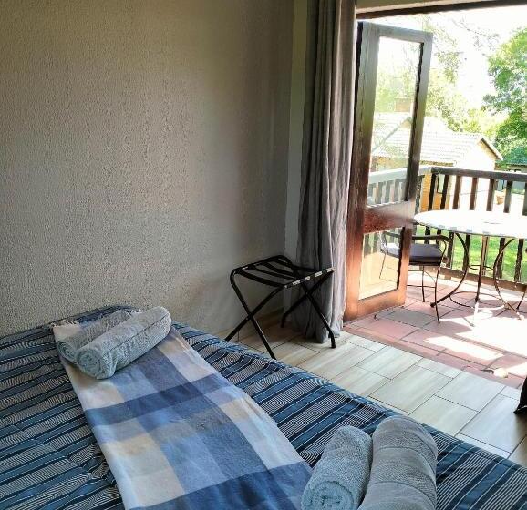 غرفة قياسية مزوَّدة بشُرفة, Greenway Woods Resort