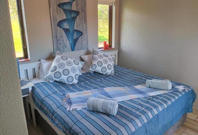 غرفة قياسية مزوَّدة بشُرفة, Greenway Woods Resort