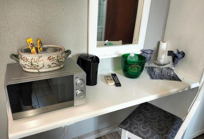 غرفة قياسية مزوَّدة بشُرفة, Greenway Woods Resort