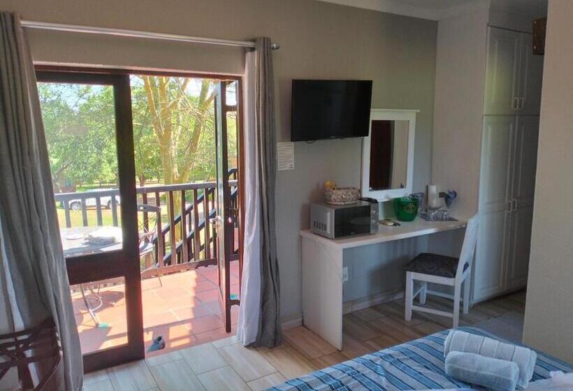 Номер Стандарт с Балконом, Greenway Woods Resort