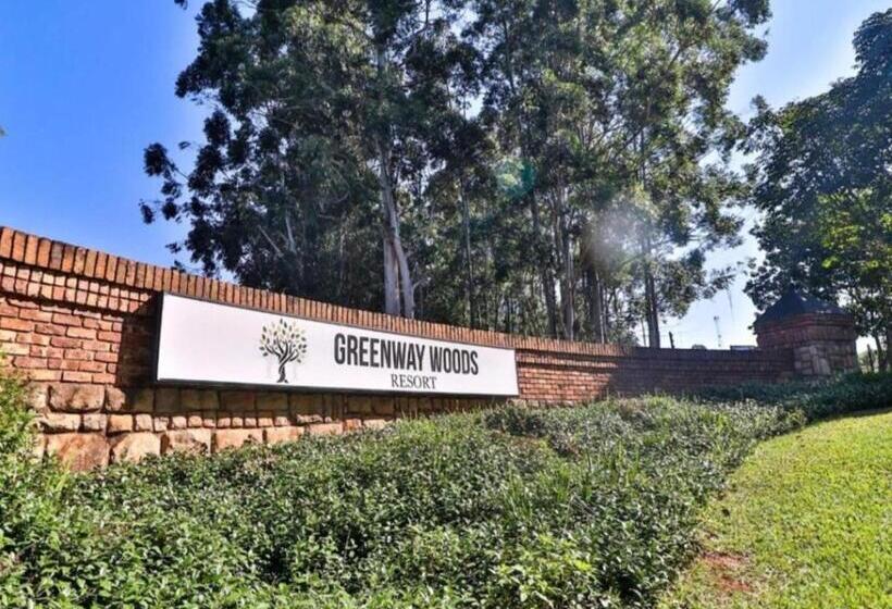 غرفة قياسية مزوَّدة بشُرفة, Greenway Woods Resort