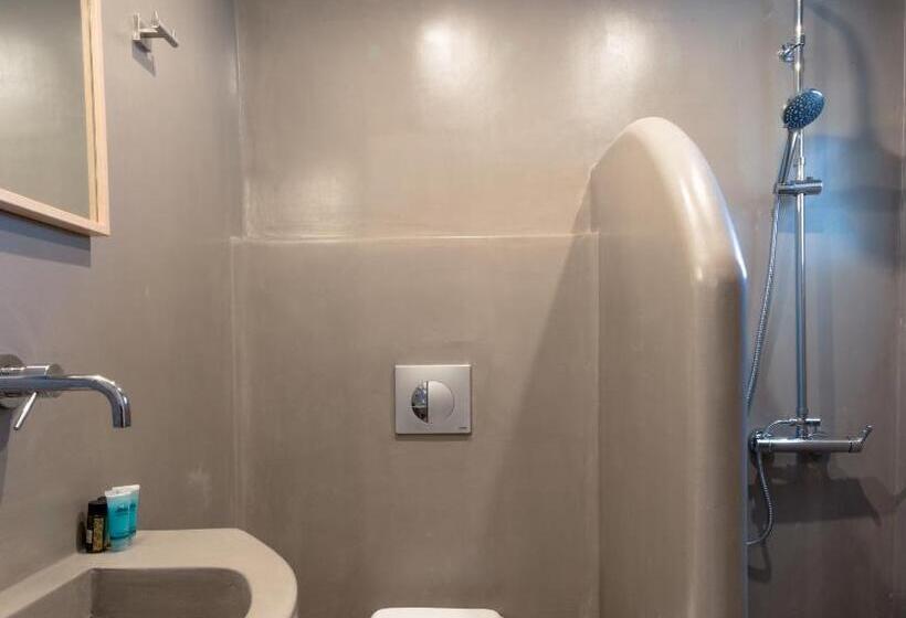 豪华三人间, Andros Blue