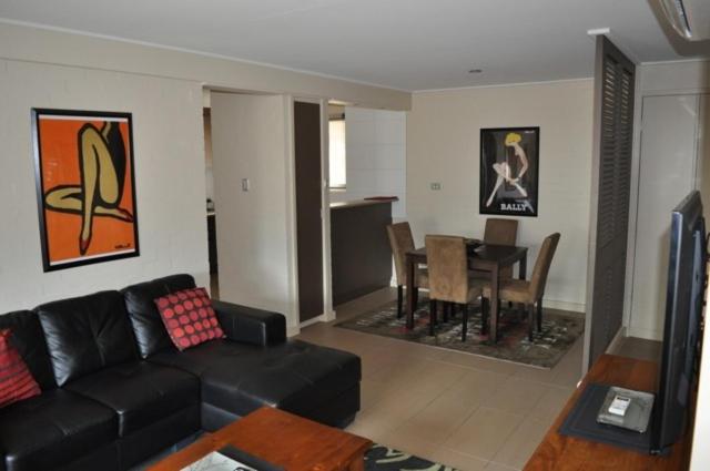 דירת שני חדרים, Brougham Arms