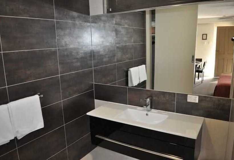 חדר דלוקס, Brougham Arms