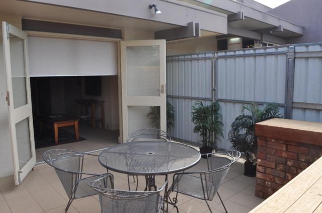 דירת שני חדרים, Brougham Arms