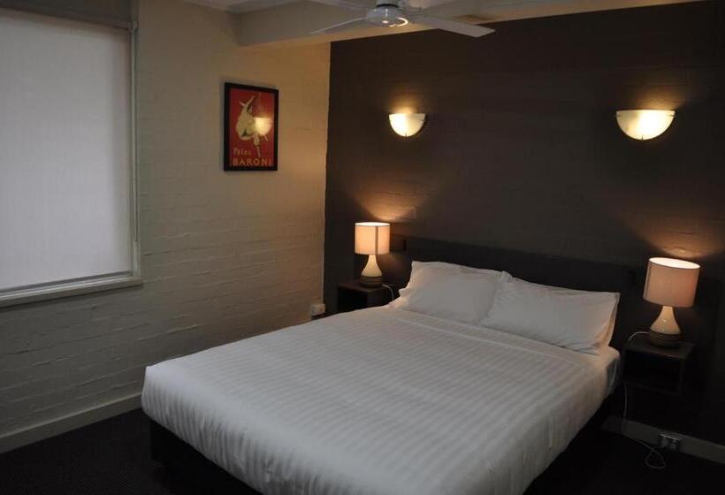 דירת שני חדרים, Brougham Arms