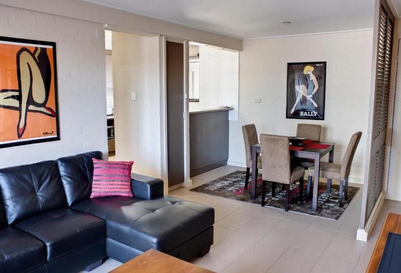 דירת שני חדרים, Brougham Arms