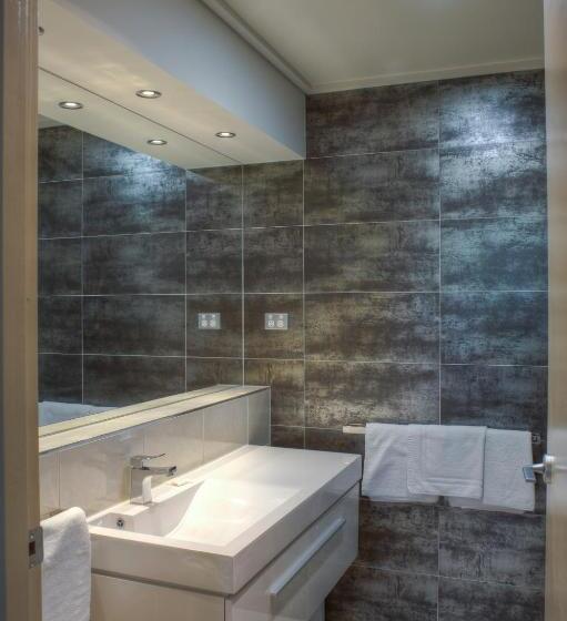 דירת שני חדרים, Brougham Arms