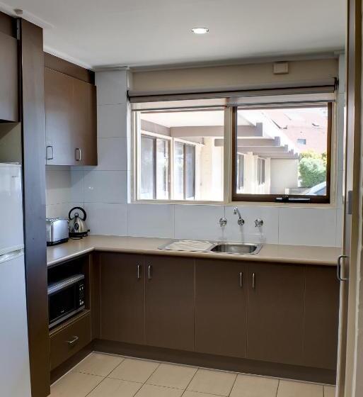 דירת שני חדרים, Brougham Arms