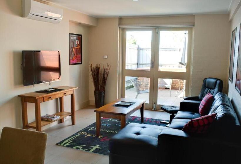 דירת שני חדרים, Brougham Arms