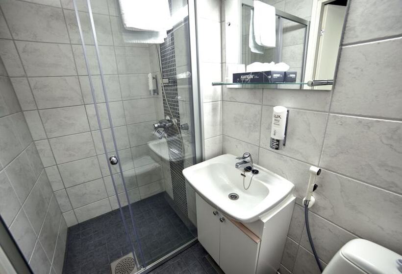 חדר סטנדרט לשלושה, Lapuahovi