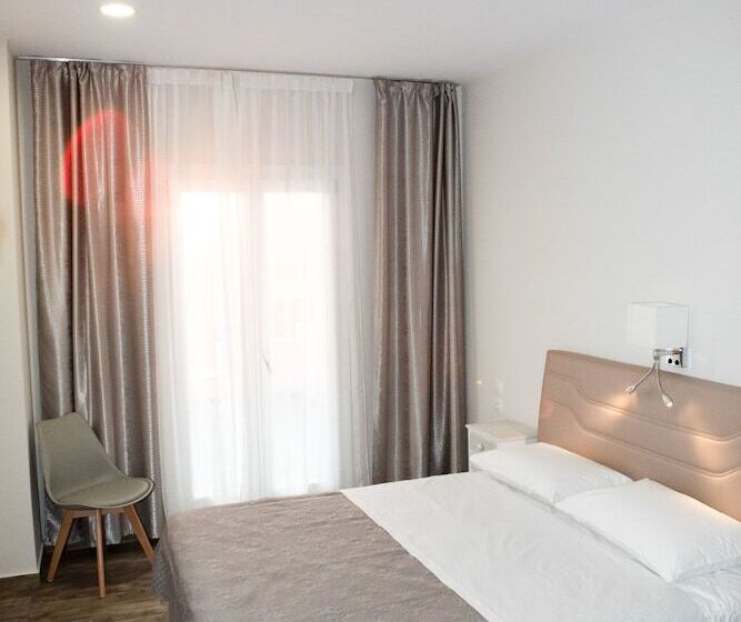 غرفة قياسية مطلّة علي البحر, Hyperion