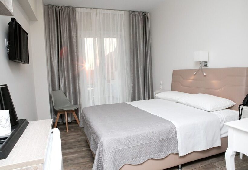 غرفة قياسية مطلّة علي البحر, Hyperion