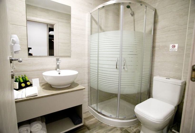 غرفة قياسية مطلّة علي البحر, Hyperion