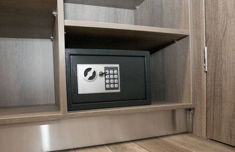 غرفة قياسية مطلّة علي البحر, Hyperion