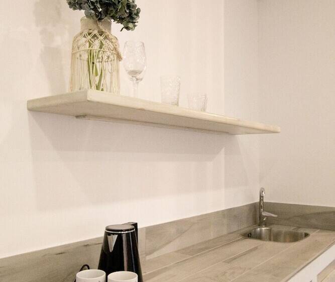 جناح مطلّ علي البحر, Hyperion