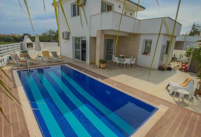 Вилла с 1 спальней и бассейном, Flouressia Gardens