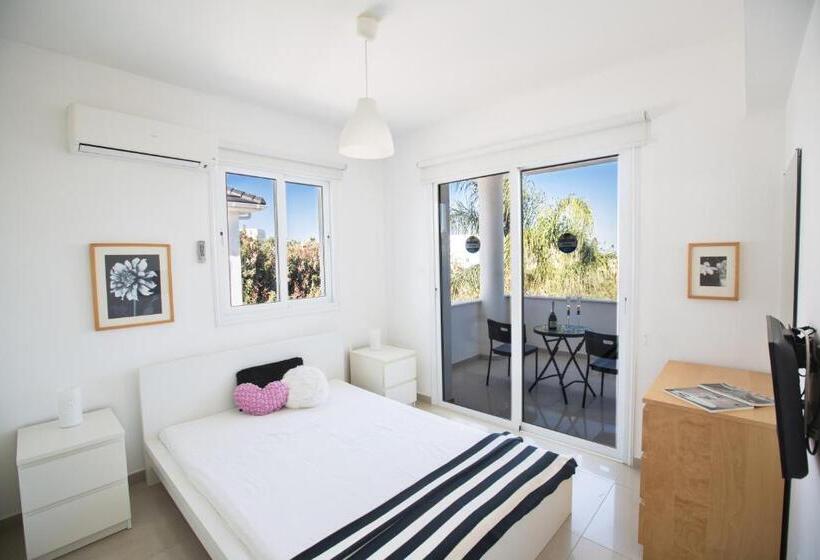 Вилла с 1 спальней и бассейном, Flouressia Gardens