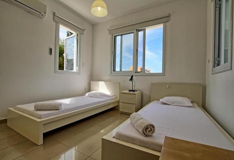 Вилла с 1 спальней и бассейном, Flouressia Gardens