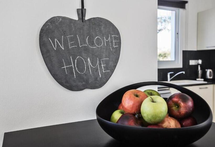 Вилла с 1 спальней и бассейном, Flouressia Gardens