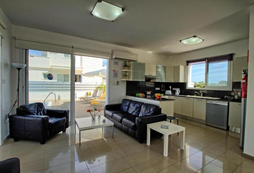 Вилла с 1 спальней и бассейном, Flouressia Gardens