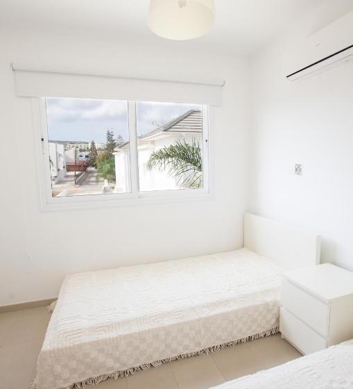 Вилла с 1 спальней и бассейном, Flouressia Gardens