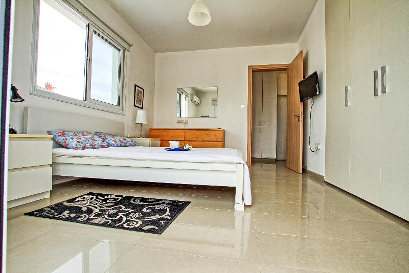 Вилла с 1 спальней и бассейном, Flouressia Gardens