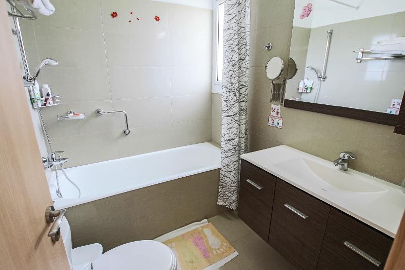 Вилла с 1 спальней и бассейном, Flouressia Gardens