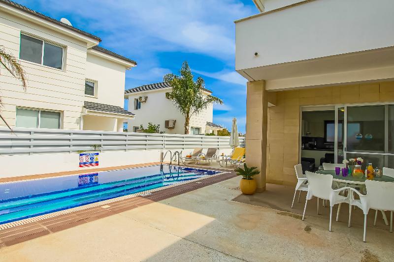 Вилла с 1 спальней и бассейном, Flouressia Gardens