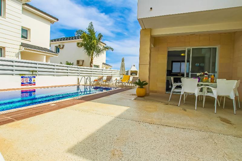 Вилла с 1 спальней и бассейном, Flouressia Gardens