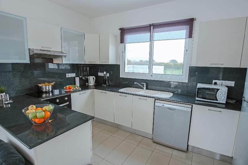 Вилла с 1 спальней и бассейном, Flouressia Gardens