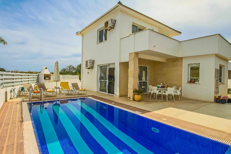 Вилла с 1 спальней и бассейном, Flouressia Gardens