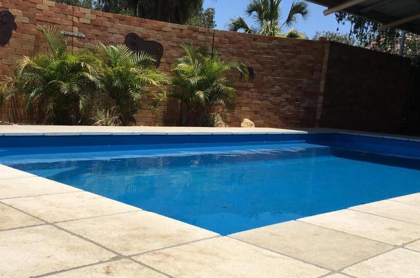 家庭间, Jumbuck Motor Inn Pool Pet Friendly Section King Beds