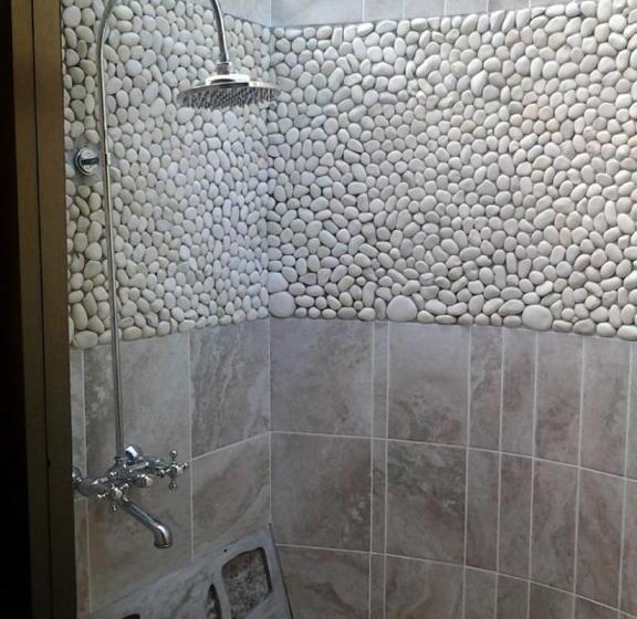 بانگلوی استاندارد 2 خوابه, Kaz Ladouceur