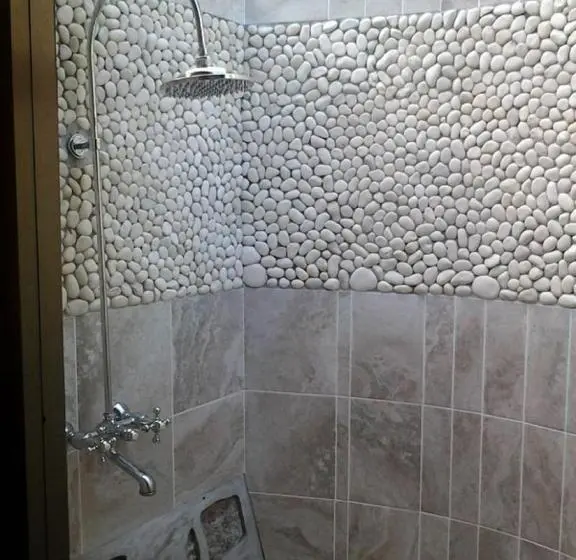 بانگلوی استاندارد 2 خوابه, Kaz Ladouceur