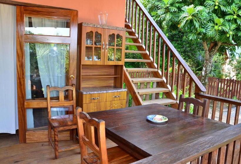 بانگلوی استاندارد 2 خوابه, Kaz Ladouceur