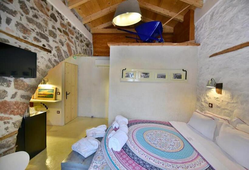 コンフォートルーム, Mastoris Mansion