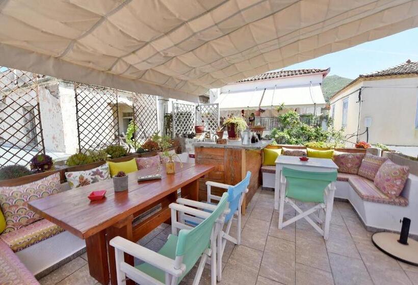 コンフォートルーム, Mastoris Mansion