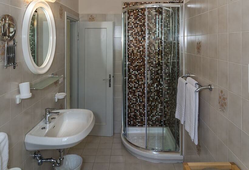 غرفة قياسية ثلاثية, Giardino