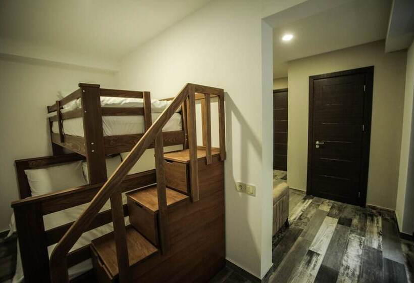 اتاق خانوادگی, Borjomi Underwood