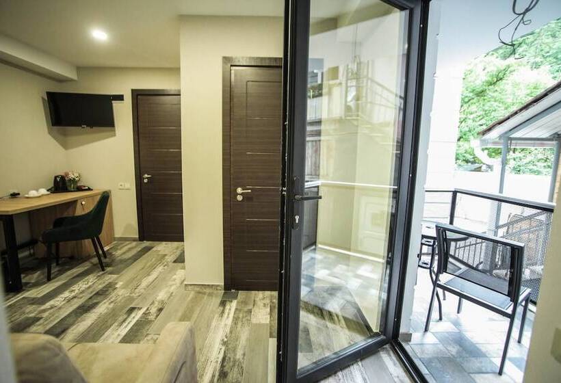 اتاق خانوادگی, Borjomi Underwood