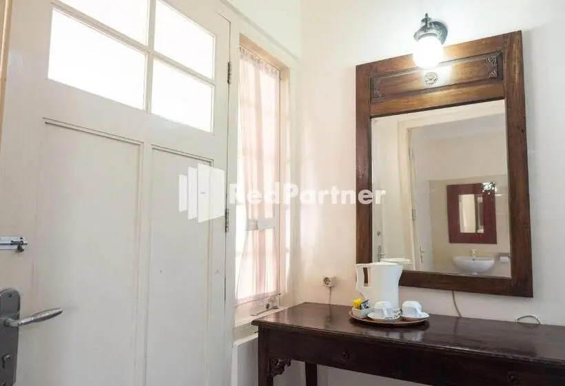 エコノミールーム, Monginsidi Guest House Syariah Malioboro Yogyakarta Mitra Reddoorz