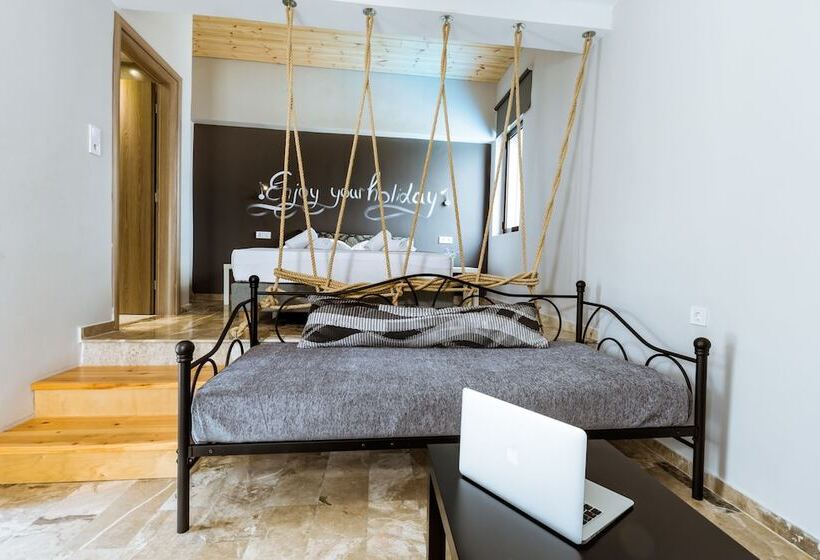 חדר קומפורט לשלושה, Gregory Comfort