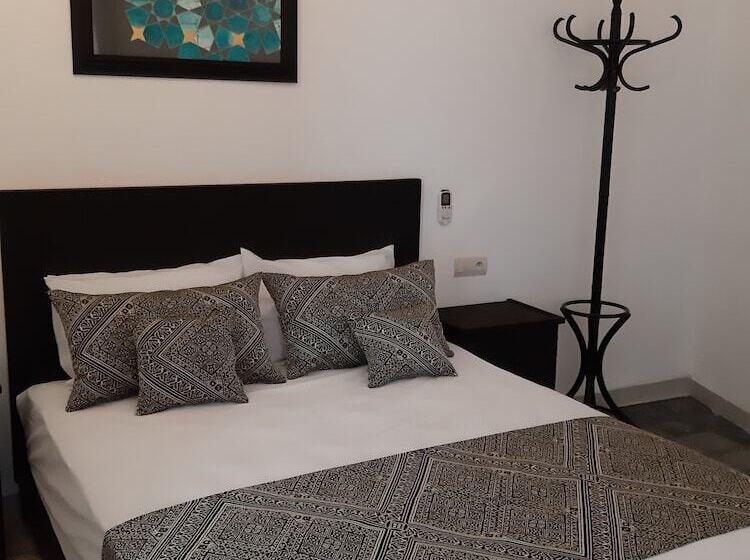 舒适三人间, Cine House