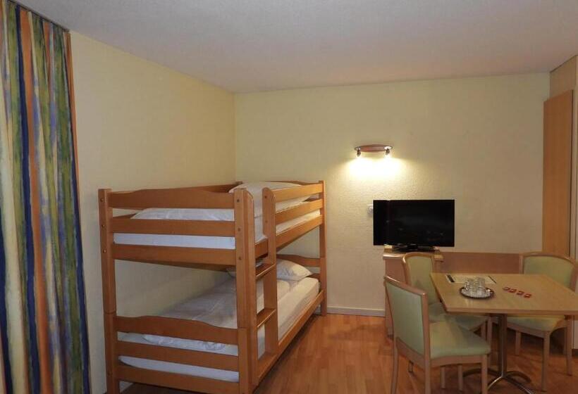 חדר משפחתי, Das Hotel Sherlock Holmes